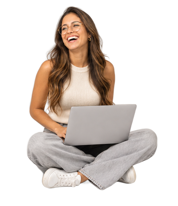 Pati sentada no chão rindo com o notebook no colo
