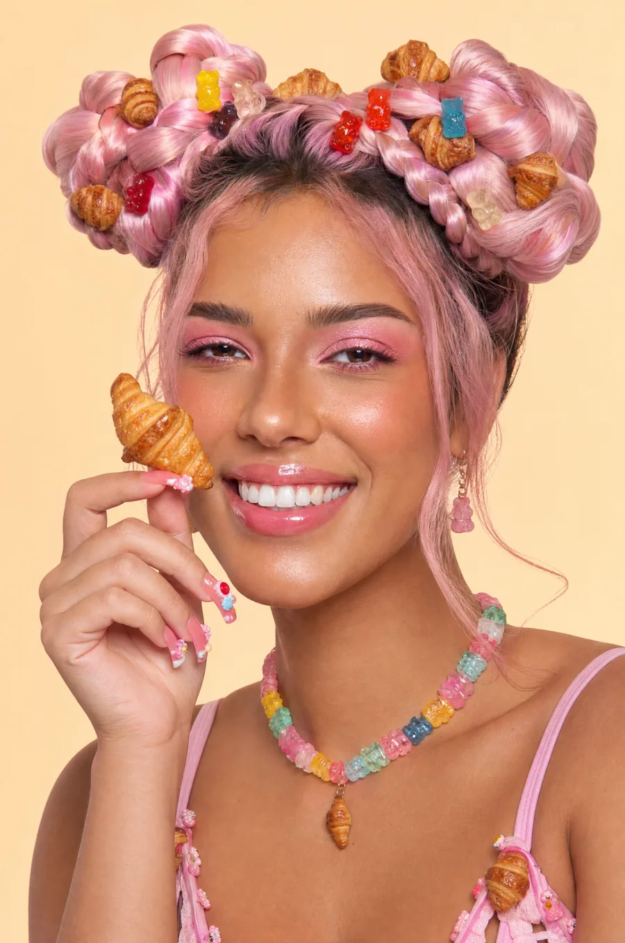 Modelo com penteado candy pastel decorado com mini croissants
