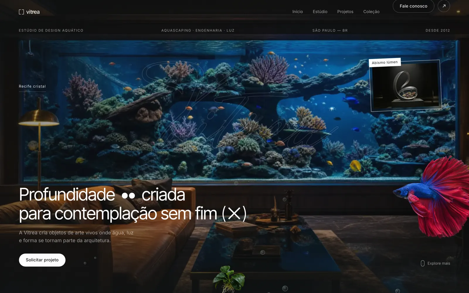 Site Vitrea, hero com aquário recifal em sala de luxo e peixe betta