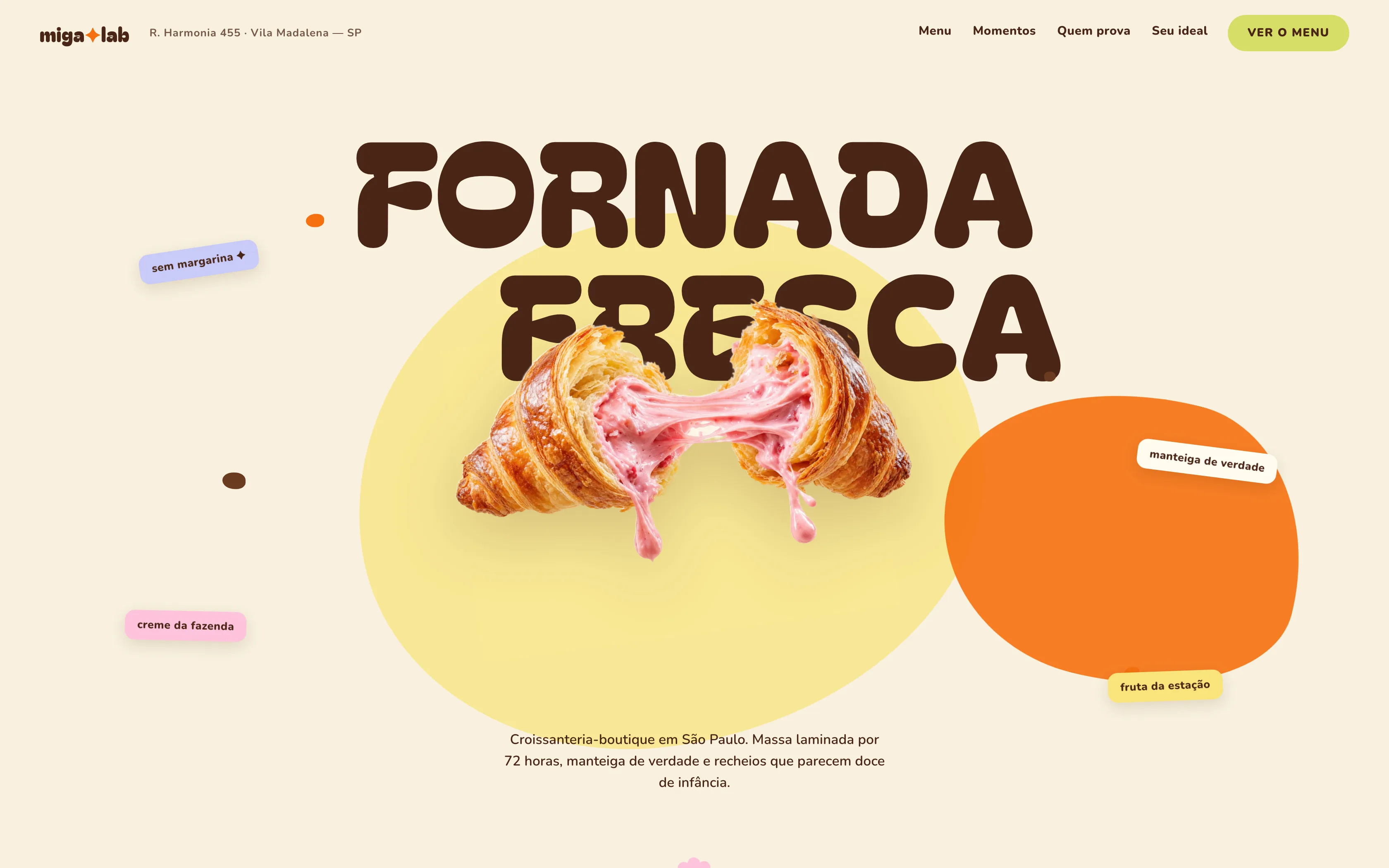 Print do site miga lab, croissant recheado sobre manchas de cor pastel